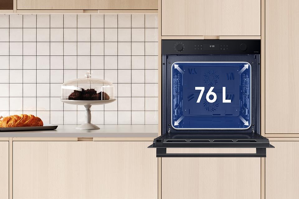 Informacja o pojemności piekarnika Samsung NV7B44257AK została umieszczona na zdjęciu urządzenia w jasnej zabudowie kuchennej