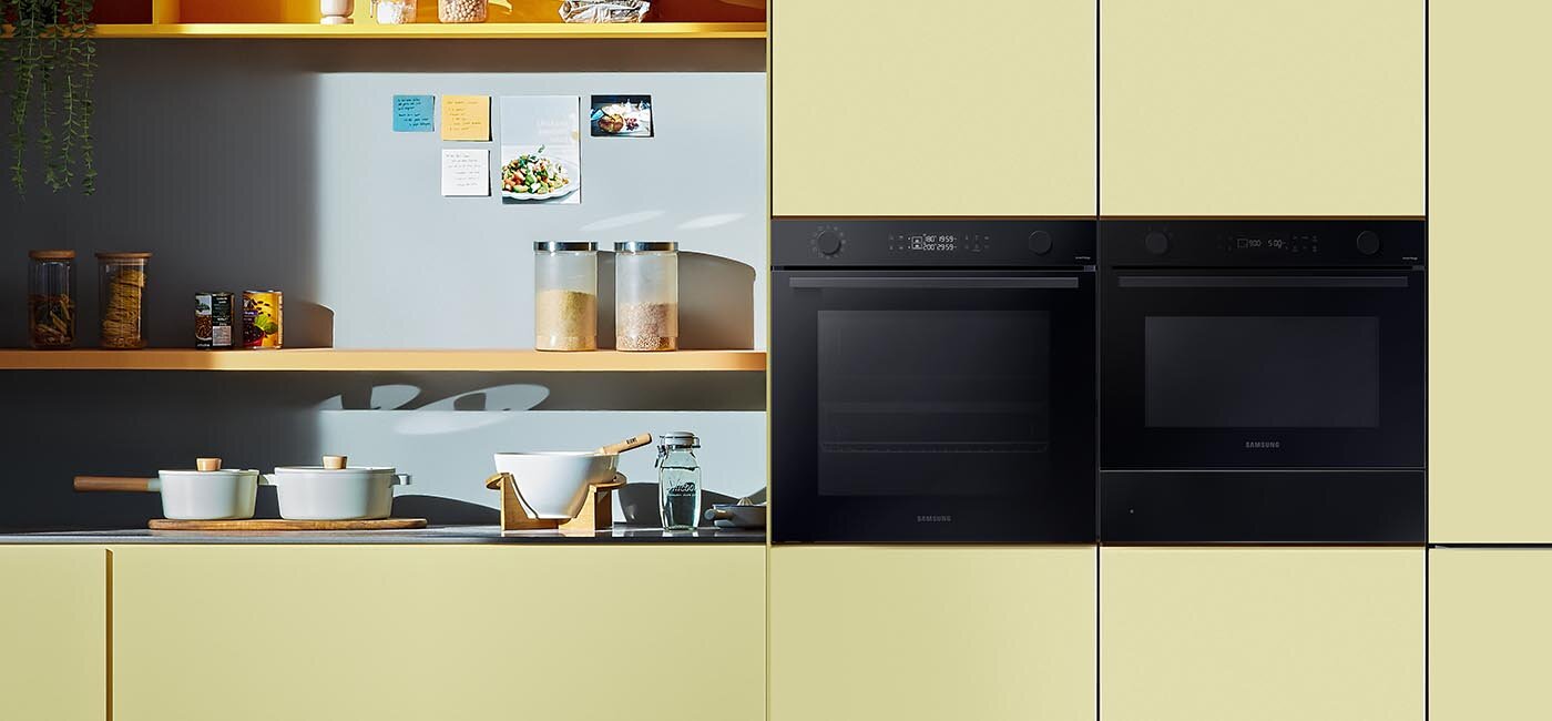 Grupa urządzeń Samsung została przedstawiona wraz z piekarnikiem NV7B44257AK jako zestaw wkomponowany w utrzymaną w pastelowych kolorach zabudowę kuchenną