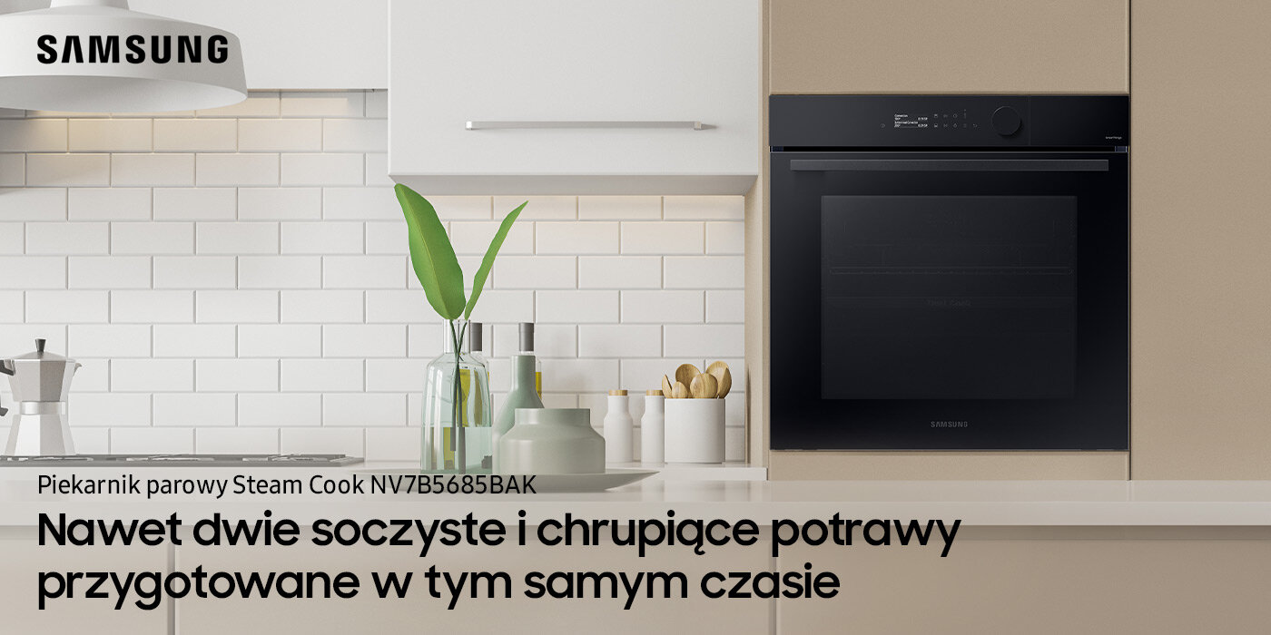 Na zdjęciu przedstawiona jest kremowa, minimalistyczna kuchnia, w której mieści się piekarnik parowy Samsung Steam Cook NV7B5685BAK. Urządzenie dostępne jest w ofercie sieci Media Expert