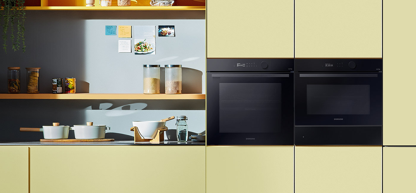 Zdjęcie niebiesko-żółtego pomieszczenia kuchennego pokazuje, jak świetnie w nowoczesnych wnętrzach odnajdują się urządzenia Samsung