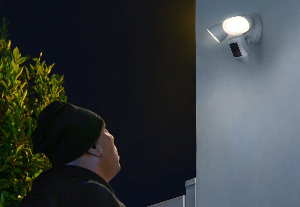 Kamera RING Floodlight Cam Pro oświetlenie lampy moc czujniki