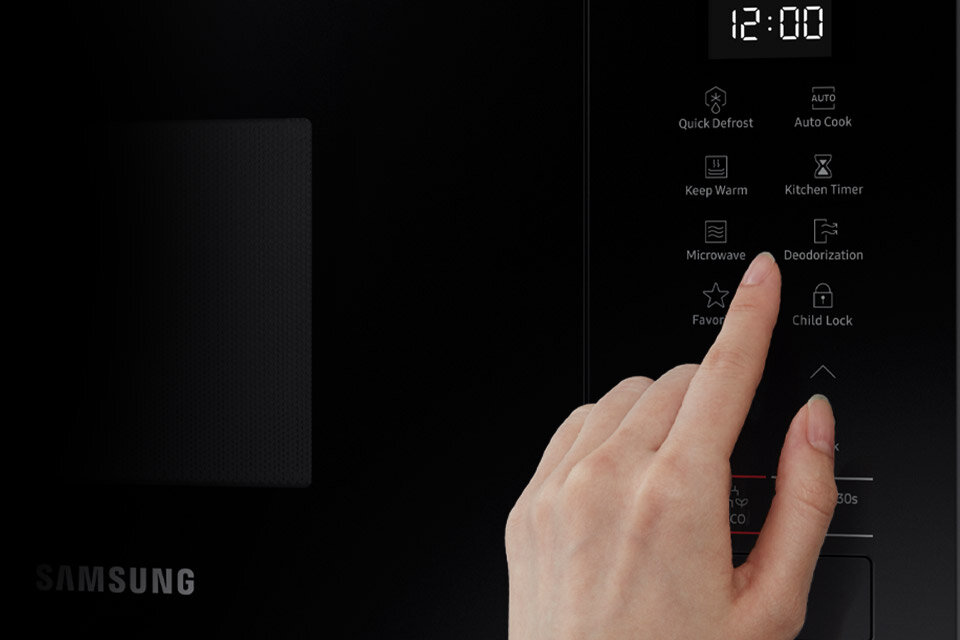 Zbliżenie na intuicyjny w obsłudze panel sterowania kuchenki mikrofalowej Samsung MS22M8254AT, którą możesz kupić w Media Expert