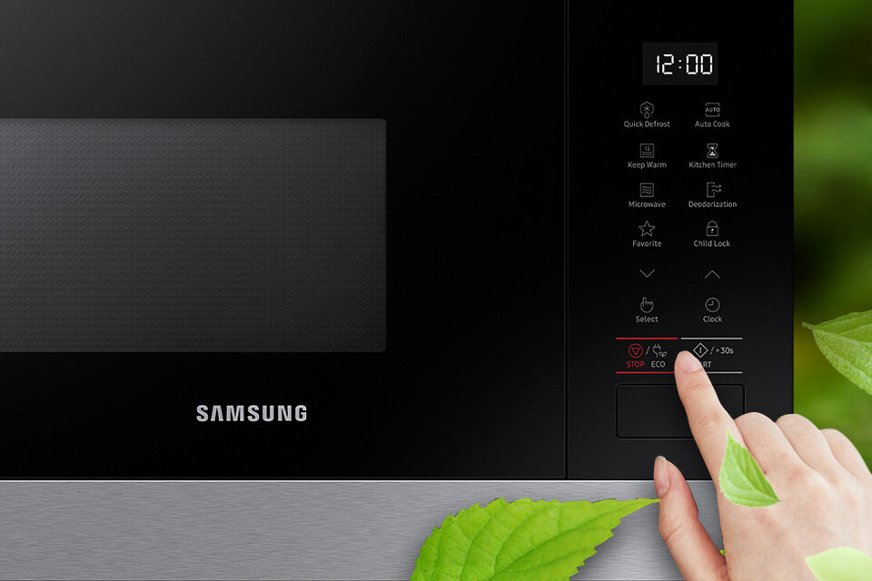 Na zdjęciu pokazane jest jak włączyć tryb ECO w mikrofalówce Samsung MS22M8254AT