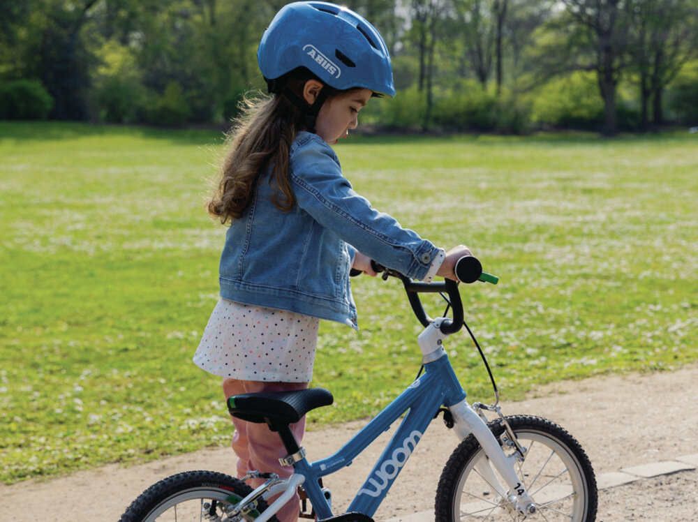 Kask rowerowy ABUS Smiley 3.0 LED Niebiesko-zielony dla Dzieci (rozmiar S) skorupa z polikarbonu wysoka odporność na uderzenia lekki waga 230 gram technologia In-Mold materiał wewnętrzny EPS absorbuje wstrząsy