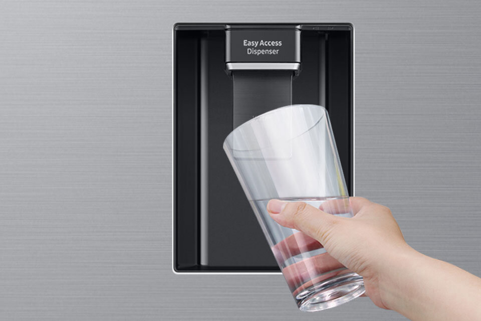 Dystrybutor wody w lodówce Samsung RB38C635ES9 jest łatwy w obsłudze