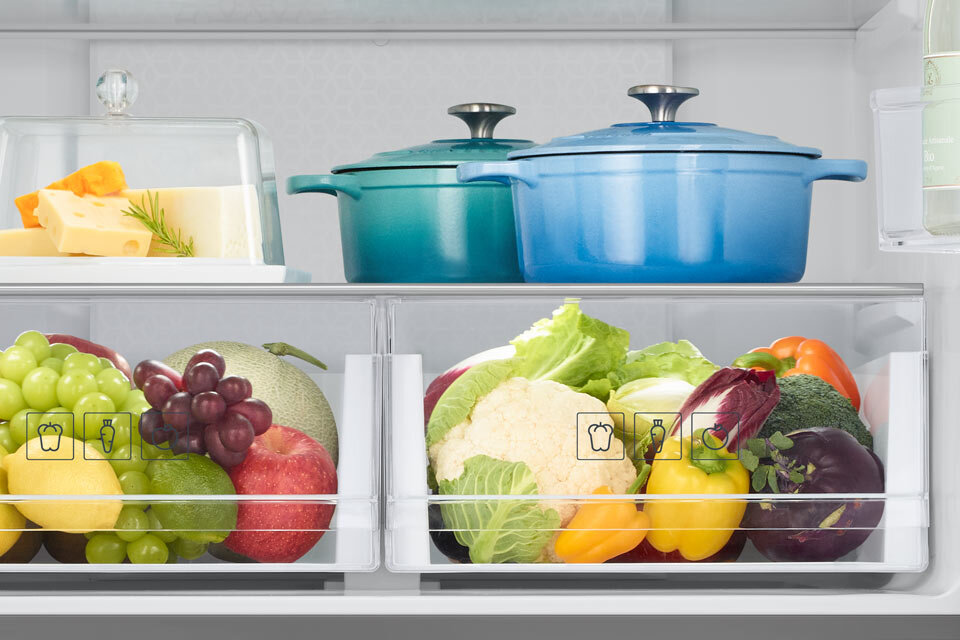 Wyjątkowe szuflady do warzyw zostały zaprojektowane z myślą o utrzymaniu optymalnej wilgotności i temperatury