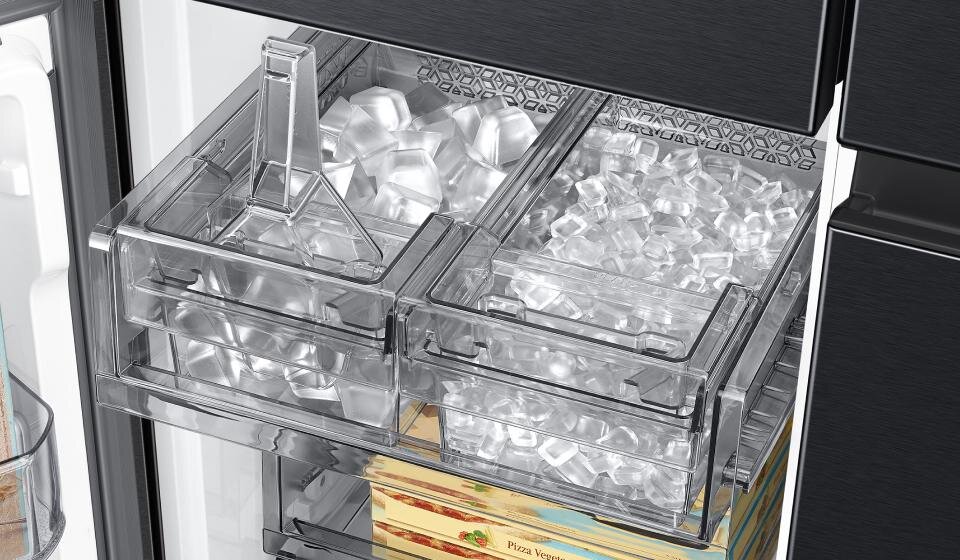 Innowacyjna kostkarka w lodówce Samsung AI Family Hub™ RF65DG9H0EB1EO przygotowuje kostki lodu w dwóch wielkościach, do różnych napojów