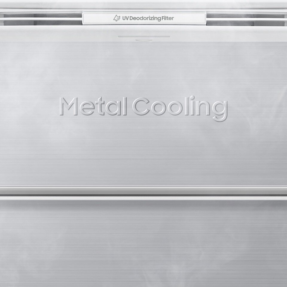 Metalowy panel zapobiega wahaniom temperatury w lodówce Samsung gdy otwierasz jej drzwi