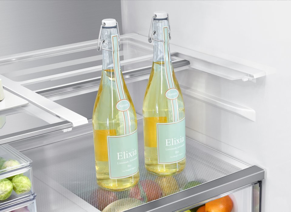 zastosowana w lodówce Samsung składana półka umożliwia chłodzenie nawet wysokich butelek i pojemników z żywnością