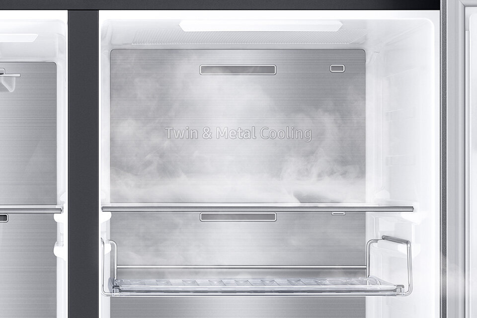 w lodówce side by side Samsung rh68dg855db1ef zainstalowano metalowy panel na tylnej ściance, chłodzący powietrze dostające się do komory przez otwarte drzwi
